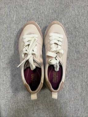 Munro Cream/Tan Leather Lace-Up Sneakers